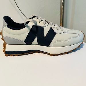 NB FIGS 327 size: 7 Men/8.5 Women color: Moonbeam/Outer space